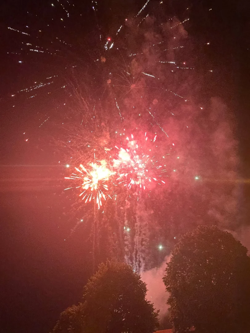 Feu d'artifice organisé par le comité d'animations de Saint-Victor-Malescours